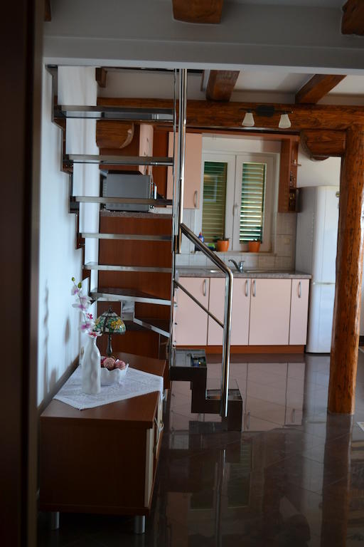 Apartments Karlo Omis Exterior photo